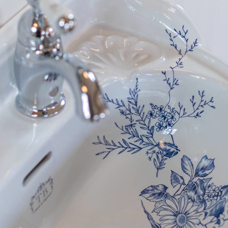Handwaschbecken der Serie Somerset Garden mit floralem Muster