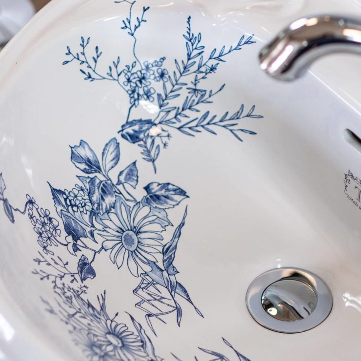 Handwaschbecken im viktorianischen Stil mit Blumenmuster