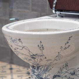 Viktorianisches WC wandhängend mit floralem Muster