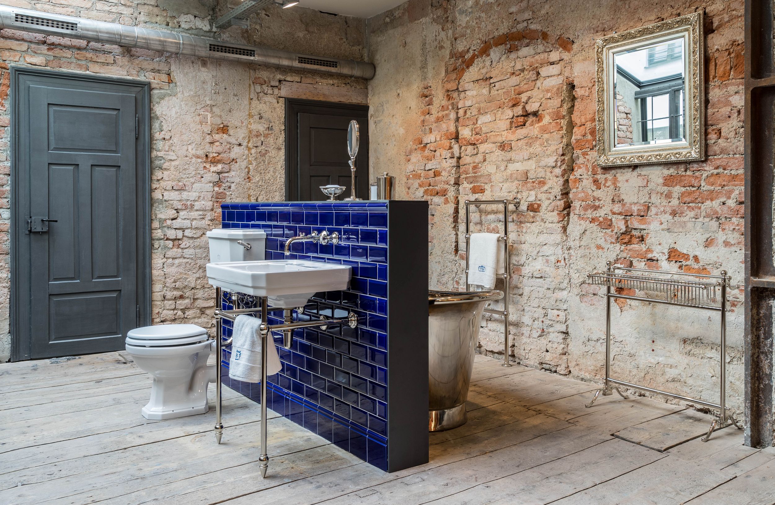 Sehr individuell gestaltetes Badezimmer im Industriedesign