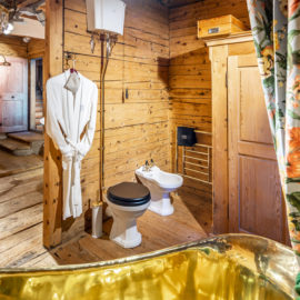 WC und Bidet in einem Badezimmer im Luxus Chalet