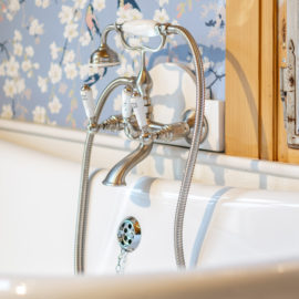 Klassische Badewannenarmatur für Ihr Landhausstil Badezimmer