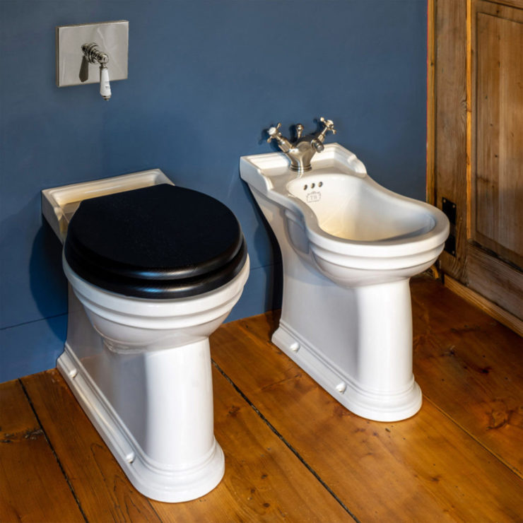 WC und Bidet für das Landhausstil Badezimmer