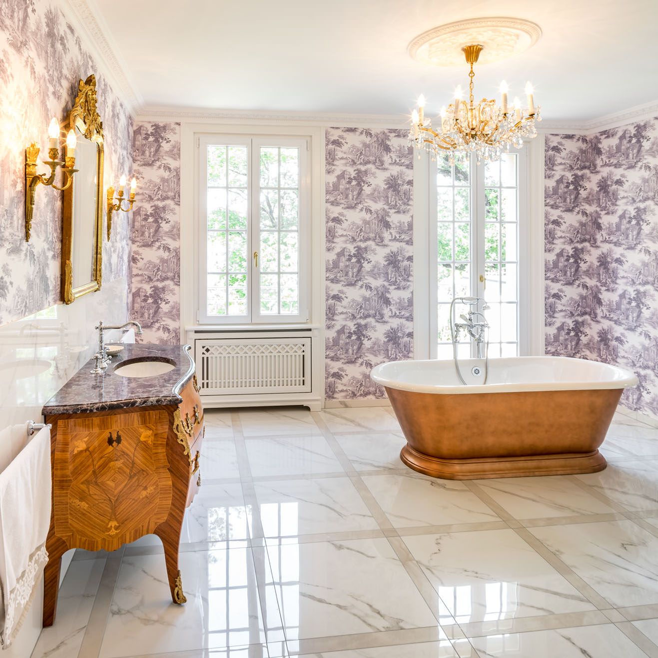 Entdecken Sie unsere Home Story No. 128. Traditional Bathrooms gestaltet kreative französische Bäder mit persönlicher Note. 