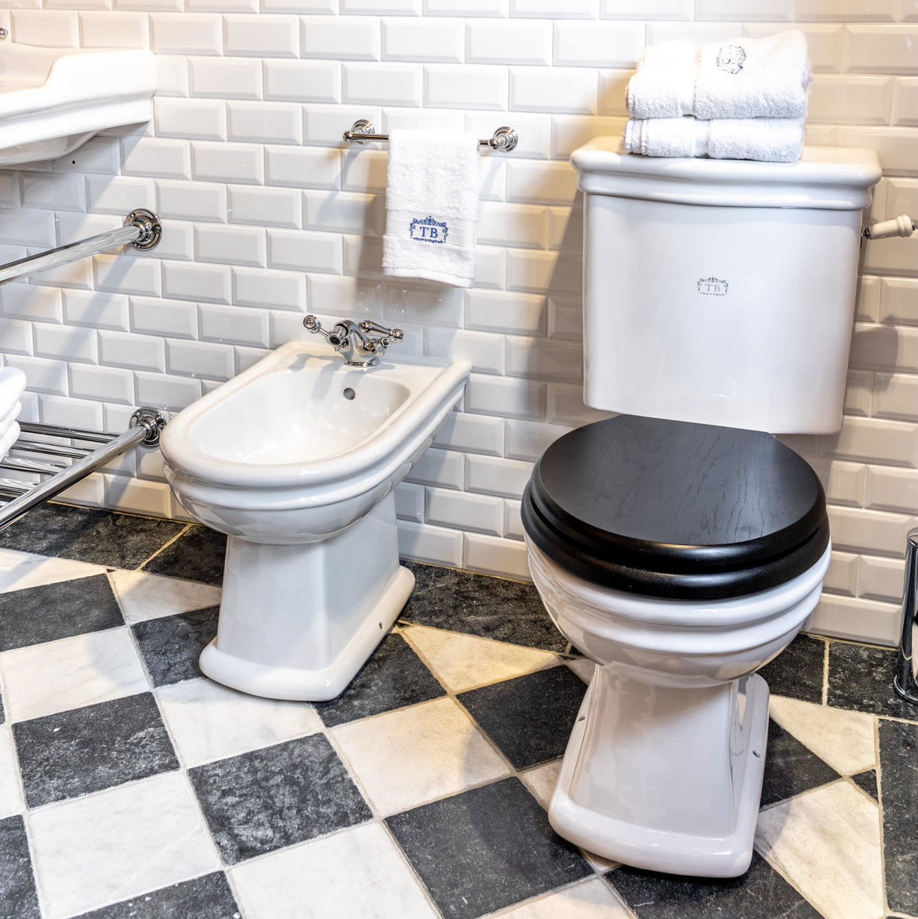 Französische Sanitärkeramik - Made in England. Traditional Bathrooms kreiert Bäder von höchster Qualität und zeitlosem Design. 